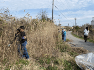 People picking up litter along the Elizabeth River Trail