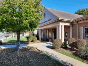 Photo of Jonnie B. Deel Memorial Library; red brick building with white columns